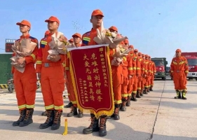 安阳人民群众感恩欢送邯郸消防抢险救援队伍