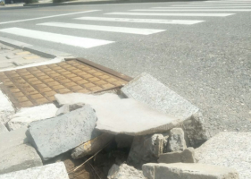 邯郸东环路与华泽路交叉口东北角位置路缘石被车辆撞毁
